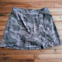 Women's Woven Skort size large grey & black camo print