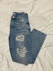 Lightwash Ripped Mom Jeans