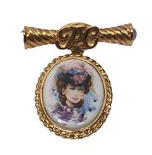 Avon Honor Society Mrs Albee Cameo Dangle Gold Tone Brooch Vintage 1996-97