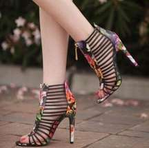 Rampage cute black strappy heels with floral design! Ntn