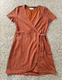 Texture & Thread Short Sleeve V-Neck
Side Tie Wrap Dress Burnt Orange M