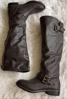 Women’s knee high buckles round toe leather boots, size 6.5