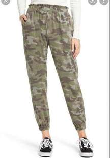 La La Land Creative Co Camo Fleece Jogger Pants Size Medium NWT