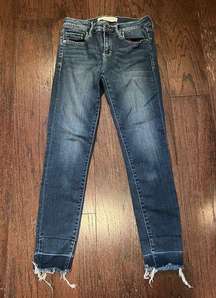 HIDDEN JEANS Women’s Dark Wash Frayed Ankle Jeans Size 28