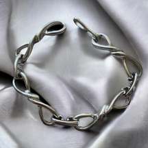 Vintage Avon infinity link bracelet