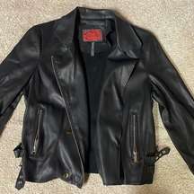 Fitted leather jacket