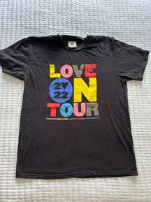 love on tour shirt size medium