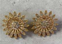Daisy gold tone rhinestone vintage earrings