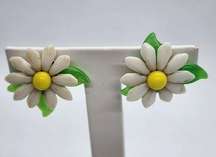 HP! Vintage West Germany White Daisy Screw On Earrings