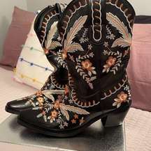 Cowgirl boots with embroidery