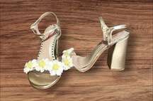 Betsey Johnson Sedona Gold Daisy Sandals Size 9