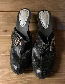 BCBG GIRLS Black Wood Mules Floral Print.  Size 40 / 8.5 *** look  picture ***