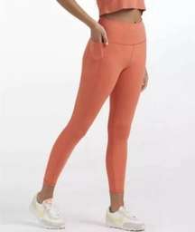 Vuori Studio Pocket Leggings in Grapefruit Size S