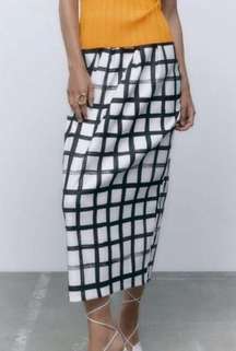 Zara High-waisted Midi Black & White Midi
Skirt Size Medium)