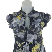 Daisy & Clover floral v-neck top sz M