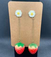 NWOT Daisy Dangling Strawberry Earrings with Gold Hardware