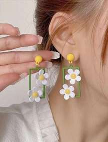 Hollow Acrylic Rectangle Embellished With Two Daisy Flowers Dangle‎ Earrings