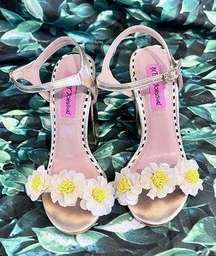 BETSEY JOHNSON FLOWER DAISY SODONA HEELS SANDALS WOMENS SZ 5