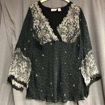 New York City design company,, 2X 100% silk shell, black cream top bell sleeves