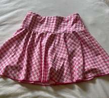 XS pleated pink and white mini athletic skirt