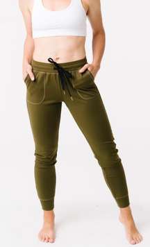 Unwind Jogger Pant in Olive Green Women's Size Medium