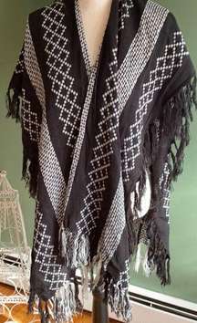 Women’s Black & white patterns light fringed poncho