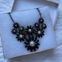 ☀️3/$25 Black/Pearl Daisy necklace