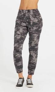 Spanx Blackwash Camo Stretch Twill Cargo Jogger Pants Size M 8/10 NWT