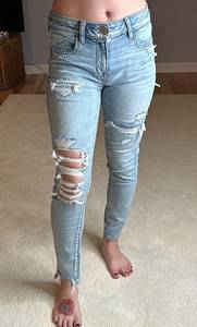 American Eagle : Ass Rip Mid-Rise Light Wash Distressed Jegging