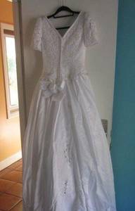 Michelangelo Wedding Dress Marked Size 10 but fits like size 6 - See measurement