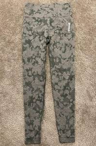 Gymshark Women’s  Adapt Seamless Butt Scrunch Leggings Green Camo Size S Small