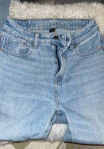 American Eagle Strigid Mom Jeans