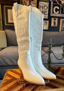 Amazing white cowboy boots. Great condition. Size 10