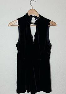 Black velvet romper w/ v-neck cut on the front & back‎ ( L )