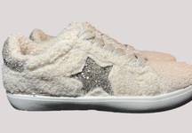 Women’s UNIONBAY Emmi‎ Faux Fleece Casual Sneaker with Glitter Accent Size 8