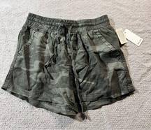 Splendid Green Camo Print Pull On Shorts with Pockets Size Small NWT