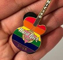 HARD ROCK CAFE PIN CHICAGO PRIDE STRIPED GUITAR 2003 (L.E.)