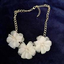 3D White Floral and Gold Chain Statement Necklace 🌿