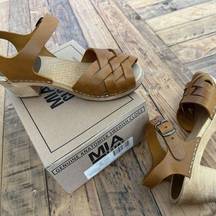 Women's Sz: 40 MIA Betty Tan Swedish Wooden Clogs