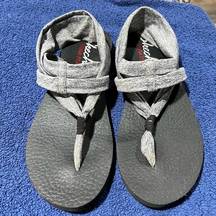 Skechers  Yoga Foam Comfort Sandals Size 9 Gray & Black Fabric Straps