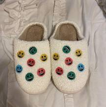 Size 7 White Smile Face Slippers 