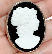 Vintage Cameo Black Onyx? White Cameo Lady Oval Pin Brooch Gold Plated Frame