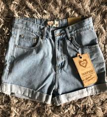 Highwaisted light wash shorts 