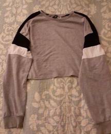 Divided by H&M Women’s Used Grey Colorblock Long Sleeve Crop Top (Size M)