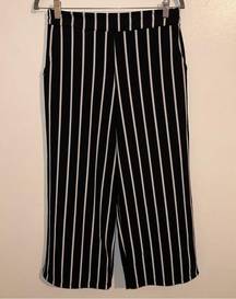 Juniors Black/White Stripe loose fitting Capris size Large