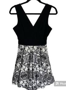 Haute Monde  Black & White Sleeveless V-Neck Mini Dress Women's Size Medium