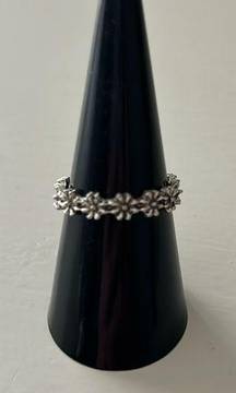 Silver daisy ring