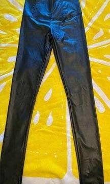 TUMMY TAMER FAUX LEATHER
ANKLE LEGGING
Color: CAVIAR
Size: XS