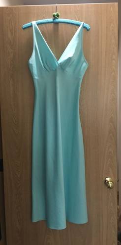 Jones New York 's women’s light blue of a silky blend dress. Size Small.