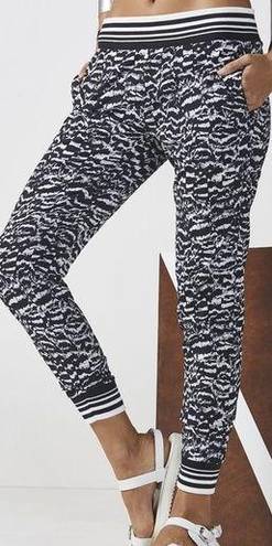 Fabletics NWT  Eve Printed Jogger Pant